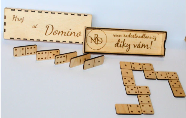 Lakované dřevěné domino z překližky