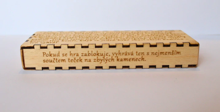 Lakované dřevěné domino z překližky